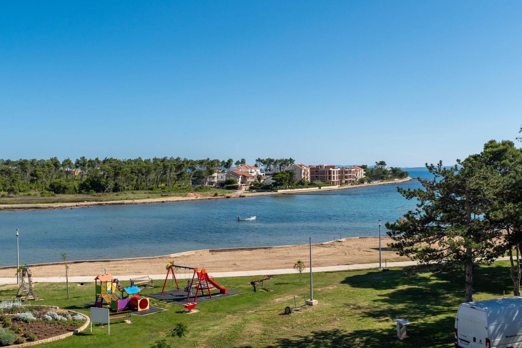 Apartments By The Sea Privlaka, Zadar - 666 Bagian luar foto