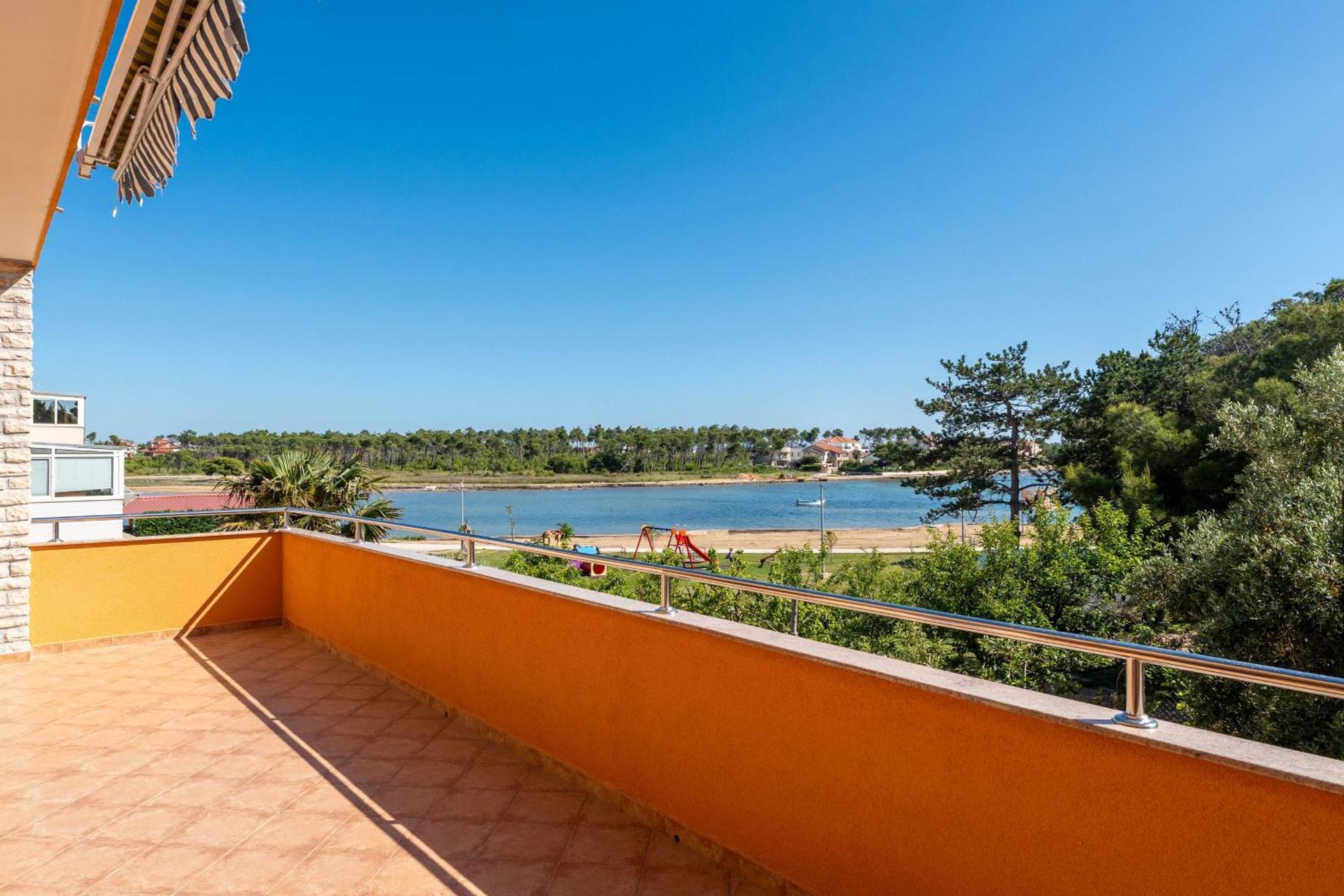 Apartments By The Sea Privlaka, Zadar - 666 Bagian luar foto